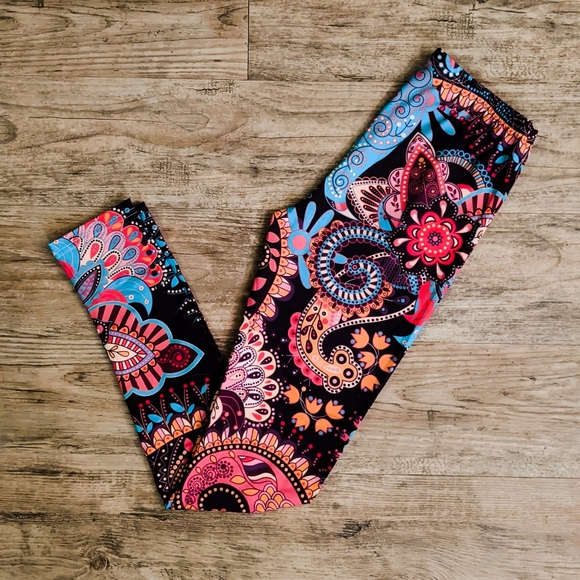 Ultra Lightweight Paisley Leggings - Picture 3 of 5